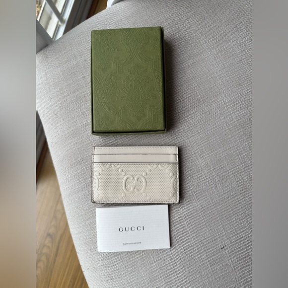 Auth Gucci card case all in white leather. Similar online at Gucci EUC unisex - Picture 1 of 5